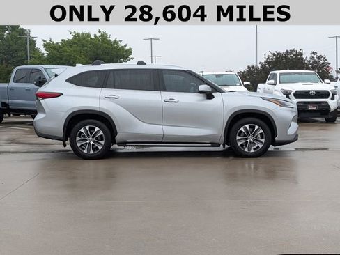 Used 2023 Toyota Highlander XLE FWD image 4