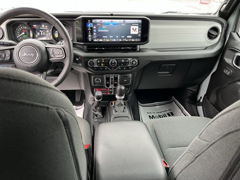 Used 2024 Jeep Wrangler Unlimited image 18