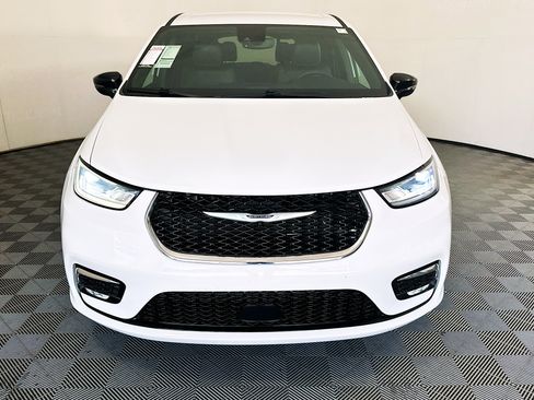 Used 2025 Chrysler Pacifica Select FWD image 8