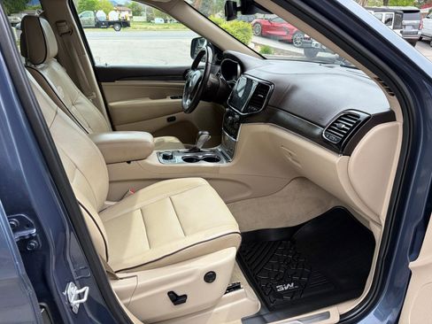 Used 2020 Jeep Grand Cherokee Overland AWD/4WD image 8