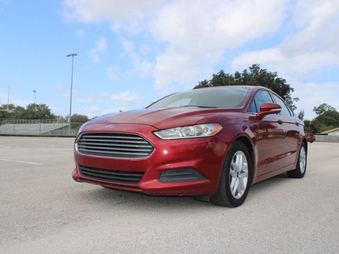 Used 2015 Ford Fusion SE FWD image 2