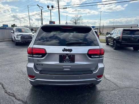 Used 2017 Jeep Grand Cherokee Altitude image 5