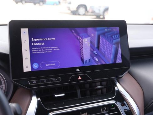 Certified 2023 Toyota Venza XLE AWD/4WD image 17