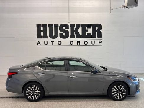 Used 2025 Nissan Altima 2.5 SV FWD image 2