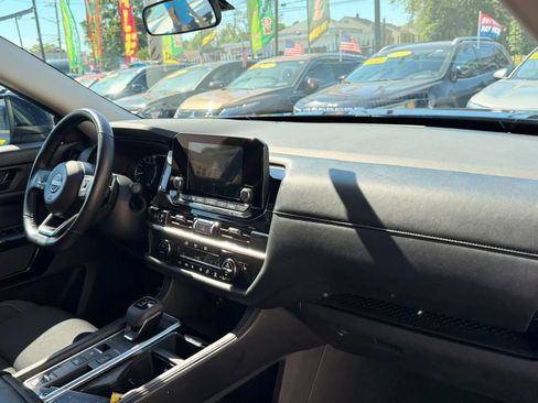 Used 2024 Nissan Pathfinder SV FWD image 17