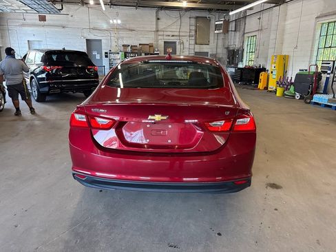 Used 2018 Chevrolet Malibu LT w/ Leather Package FWD image 5