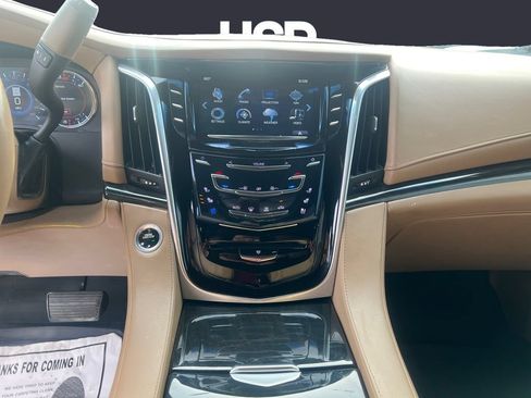 Used 2018 Cadillac Escalade Platinum AWD/4WD image 11