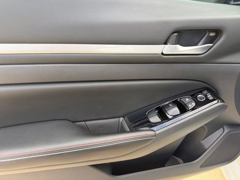 Used 2025 Nissan Altima 2.5 SR w/ SR Premium Package FWD image 11