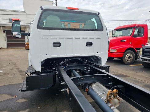Used 2023 Ford F650 2WD Regular Cab Super Duty image 2