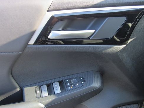 New 2025 Mitsubishi Outlander SE image 12