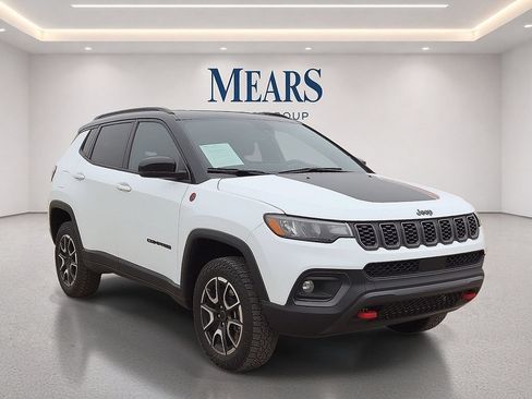 Used 2025 Jeep Compass Trailhawk AWD/4WD image 7