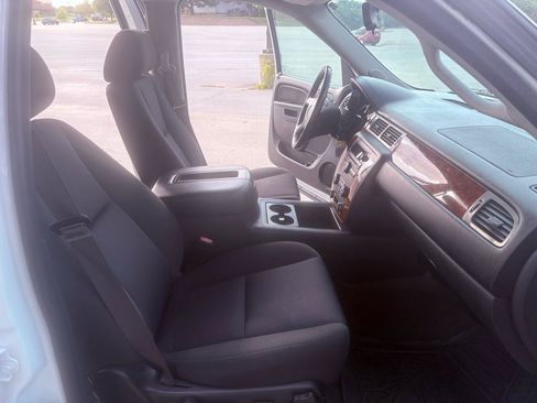 Used 2013 Chevrolet Suburban LS RWD image 27