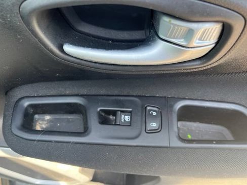 Used 2019 Jeep Renegade Latitude FWD image 42