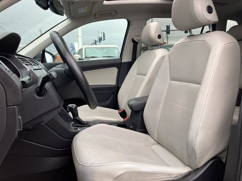 Used 2020 Volkswagen Tiguan SE w/ Panoramic Sunroof Package image 26