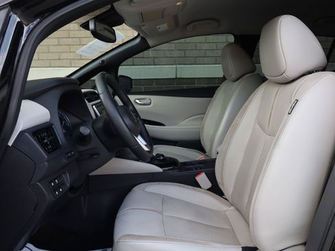 Used 2018 Nissan Leaf SL w/ SL Technology Package FWD image 16