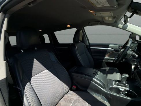 Used 2017 Toyota Highlander Plus AWD/4WD image 11