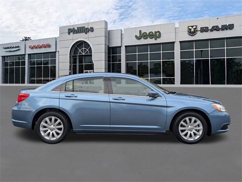 Used 2011 Chrysler 200 Touring image 2