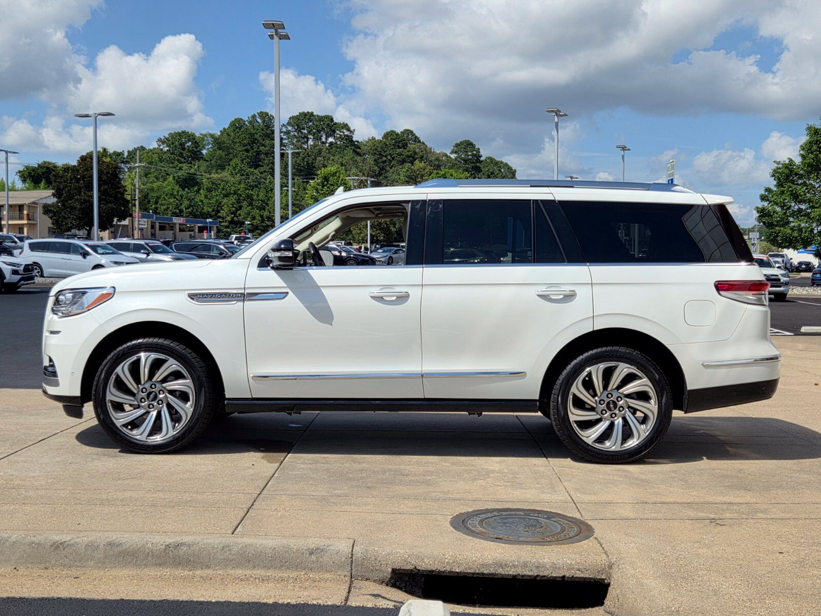 Used 2023 Lincoln Navigator Reserve AWD/4WD image 2