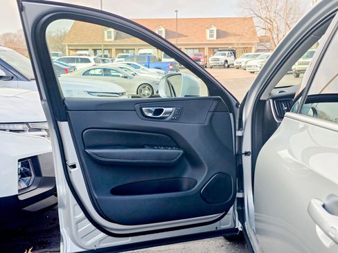 Used 2021 Volvo XC60 T5 Momentum w/ Premium Package image 29