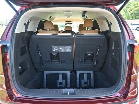 Used 2022 Kia Carnival EX FWD image 23