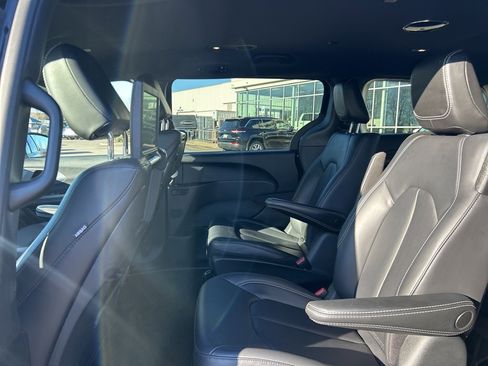 Certified 2023 Chrysler Pacifica Touring-L w/ Uconnect Theater Family Group image 11