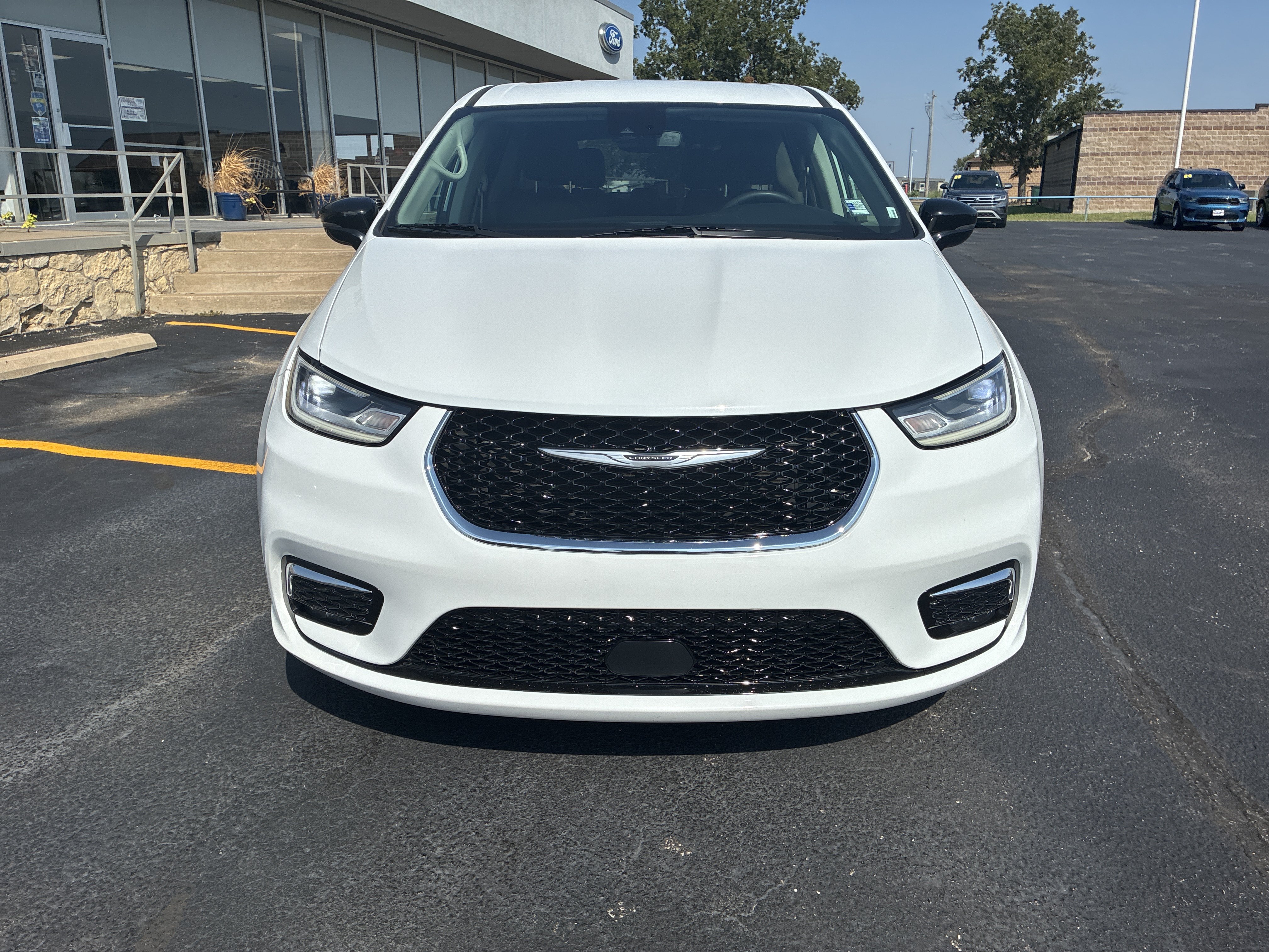 Used 2024 Chrysler Pacifica Touring-L FWD image 5