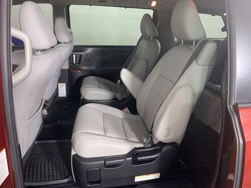 Used 2017 Toyota Sienna Limited Premium image 31