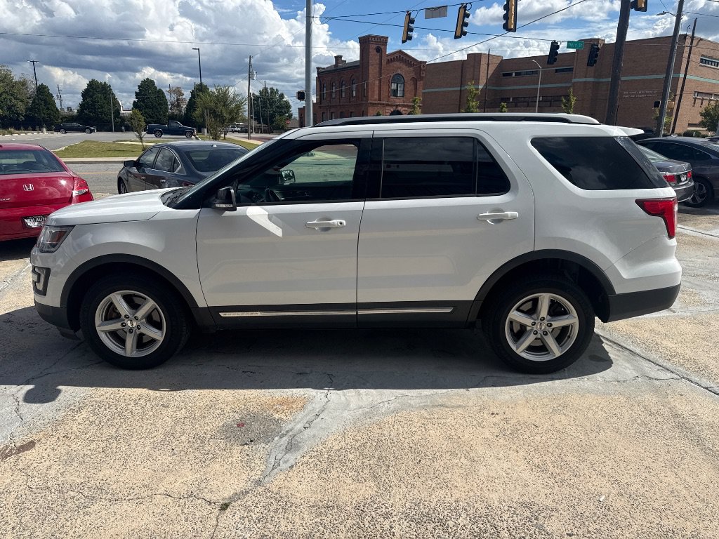 Used 2017 Ford Explorer XLT AWD/4WD image 7