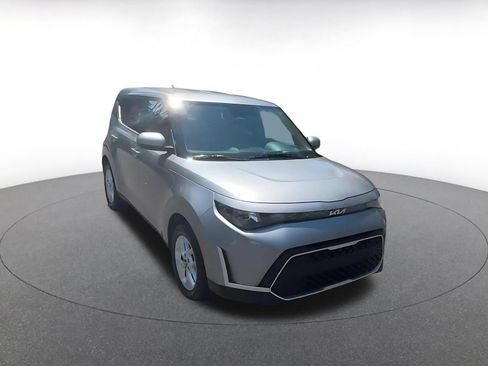 Used 2025 Kia Soul LX w/ LX Technology Package FWD image 3