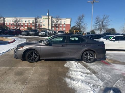 Used 2022 Toyota Camry SE image 6