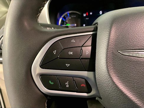 Used 2024 Chrysler Pacifica Select image 18