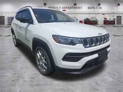 Used 2023 Jeep Compass Latitude AWD/4WD image 4