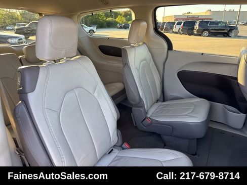 Used 2017 Chrysler Pacifica Touring-L image 56