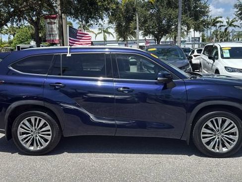 Used 2023 Toyota Highlander Platinum FWD image 11