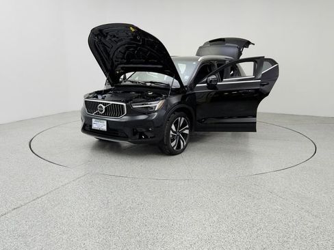 Certified 2023 Volvo XC40 B5 Ultimate w/ Protection Package Premier image 9