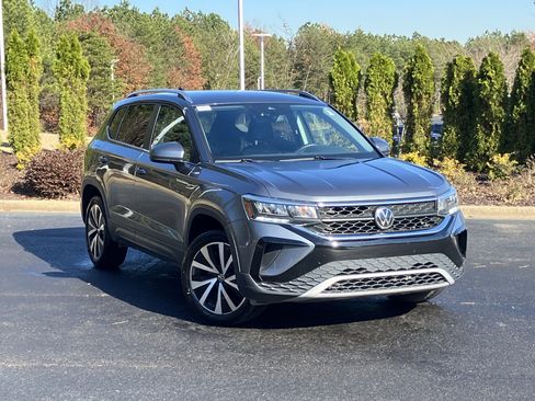 Used 2024 Volkswagen Taos SE image 2