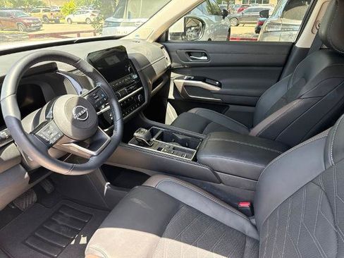 Certified 2025 Nissan Pathfinder Platinum w/ Cargo Package FWD image 10