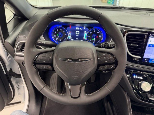 Used 2025 Chrysler Pacifica Limited FWD image 8