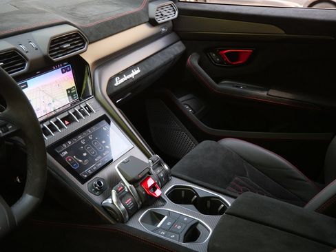 Used 2024 Lamborghini Urus Performante AWD/4WD image 12