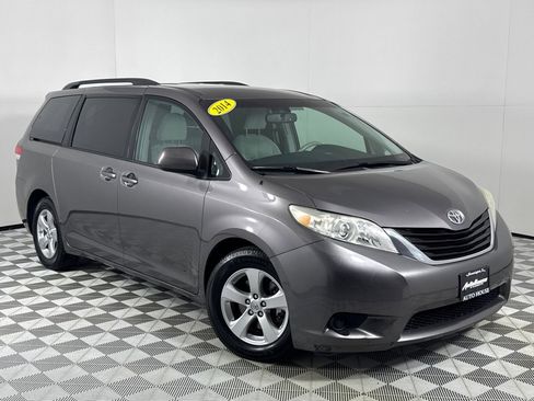 Used 2014 Toyota Sienna LE image 2
