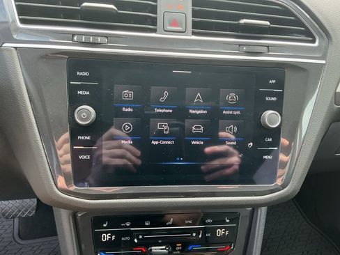 Certified 2023 Volkswagen Tiguan SE w/ Panoramic Sunroof Package FWD image 21