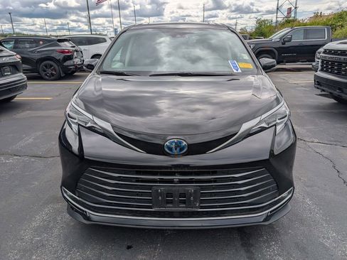 Used 2024 Toyota Sienna Platinum AWD/4WD image 2