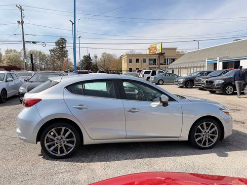 Used 2018 MAZDA MAZDA3 Touring image 4