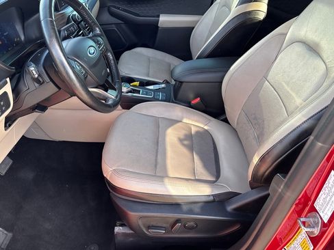 Used 2020 Ford Escape Titanium image 27