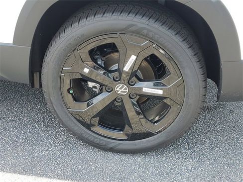 New 2025 Volkswagen Taos SEL image 8