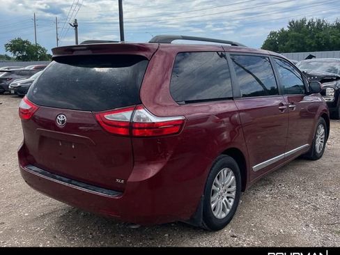 Used 2017 Toyota Sienna XLE w/ XLE Navigation Package FWD image 4