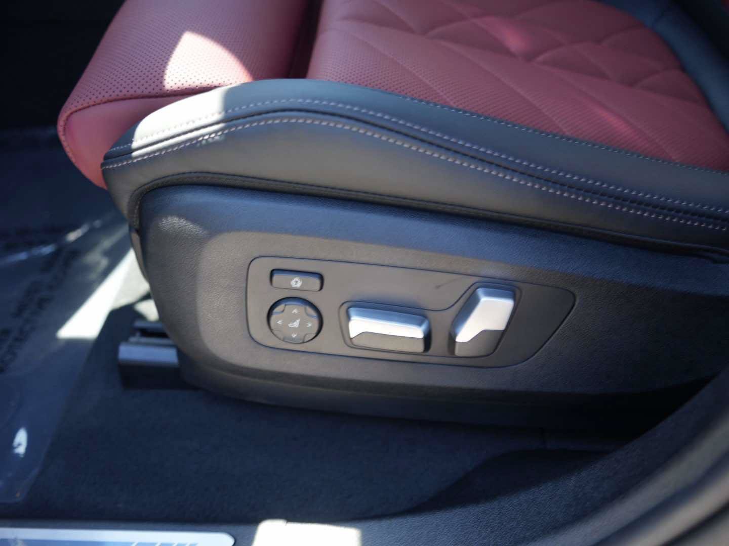 Used 2027 BMW X6 xDrive40i w/ Premium Package AWD/4WD image 16