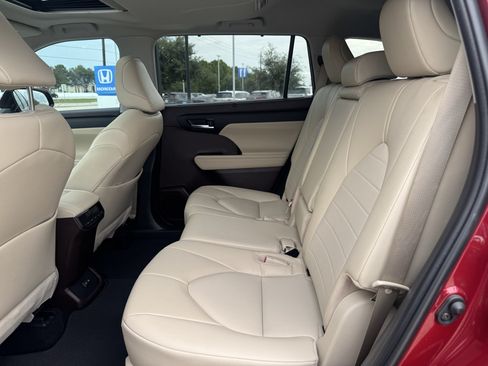 Used 2022 Toyota Highlander XLE FWD image 27