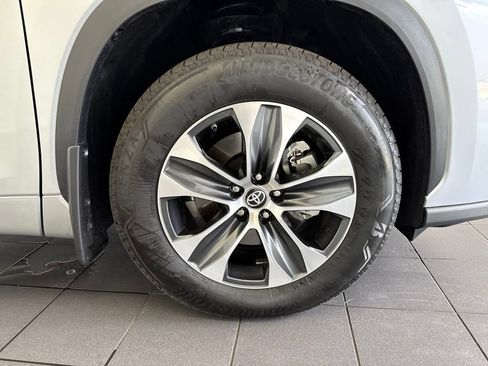 Used 2023 Toyota Highlander XLE AWD/4WD image 56