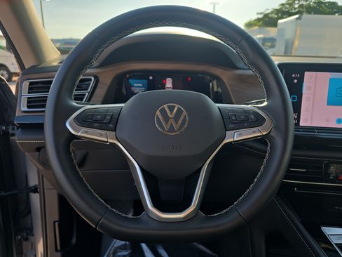 Used 2026 Volkswagen Atlas SE FWD image 25